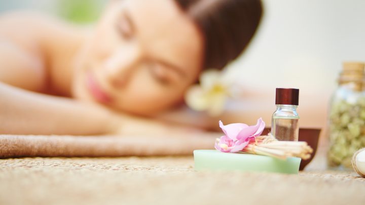 Wellness-Aroma-Massagen: Ein effektives Mittel gegen Stress. Aromaöle bei Wellness-Massagen