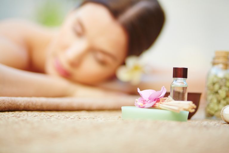 Wellness-Aroma-Massagen: Ein effektives Mittel gegen Stress. Aromaöle bei Wellness-Massagen