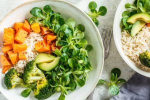Erfahre, wie eine angepasste Ernährung Akne bekämpfen kann und wie Physiotherapie Hertfelder mit Ernährungsberatung dazu beiträgt. Bedeutung der Ernährung für das Immunsystem