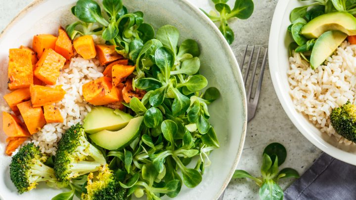 Erfahre, wie eine angepasste Ernährung Akne bekämpfen kann und wie Physiotherapie Hertfelder mit Ernährungsberatung dazu beiträgt. Bedeutung der Ernährung für das Immunsystem