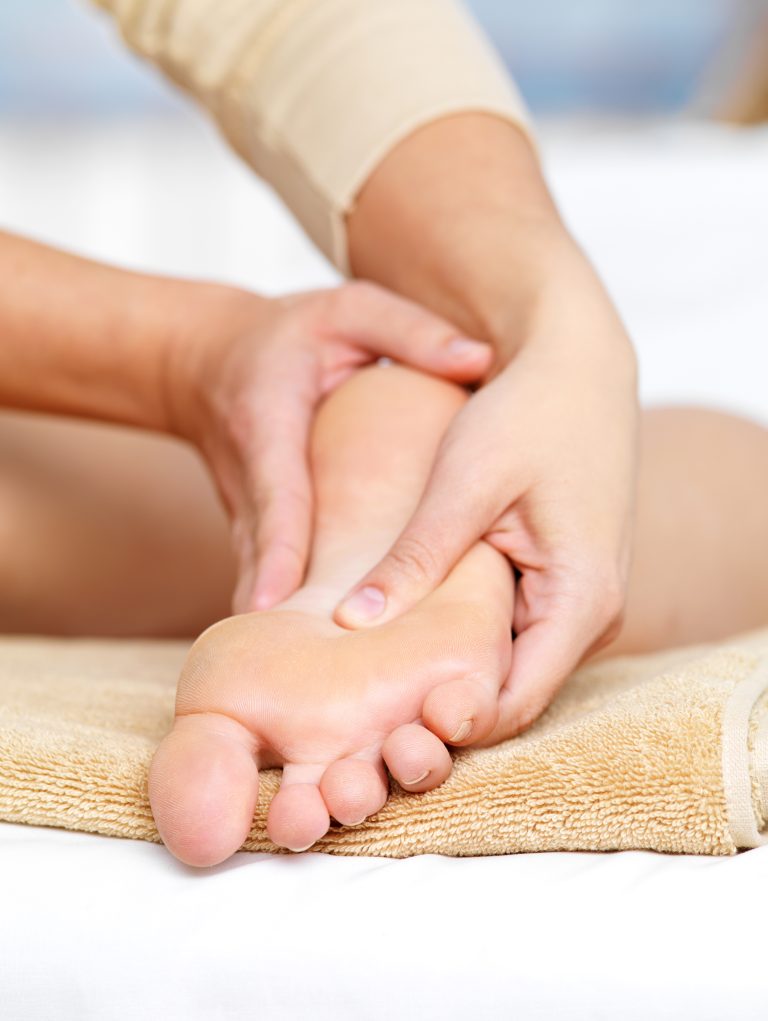 Fußreflexzonen-Massage bei Alltagsbeschwerden: Effektive Linderung: Physiotherapie Hertfelder