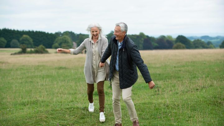 Lebensfreude und Bewegung im Alter: Physiotherapie für Senioren hilft, Mobilität und Gesundheit zu fördern – für ein aktives und selbstbestimmtes Leben.
