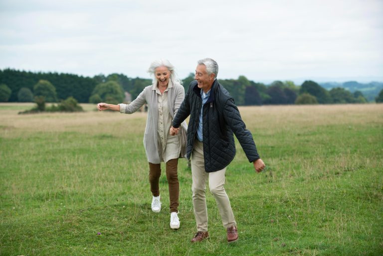Lebensfreude und Bewegung im Alter: Physiotherapie für Senioren hilft, Mobilität und Gesundheit zu fördern – für ein aktives und selbstbestimmtes Leben.