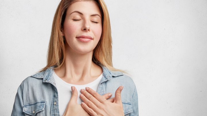 Eine entspannte Frau bei Atemtherapie. Atemtherapie bei COPD hilft, Atemnot zu lindern und die Lebensqualität mit gezielten Techniken zu verbessern.