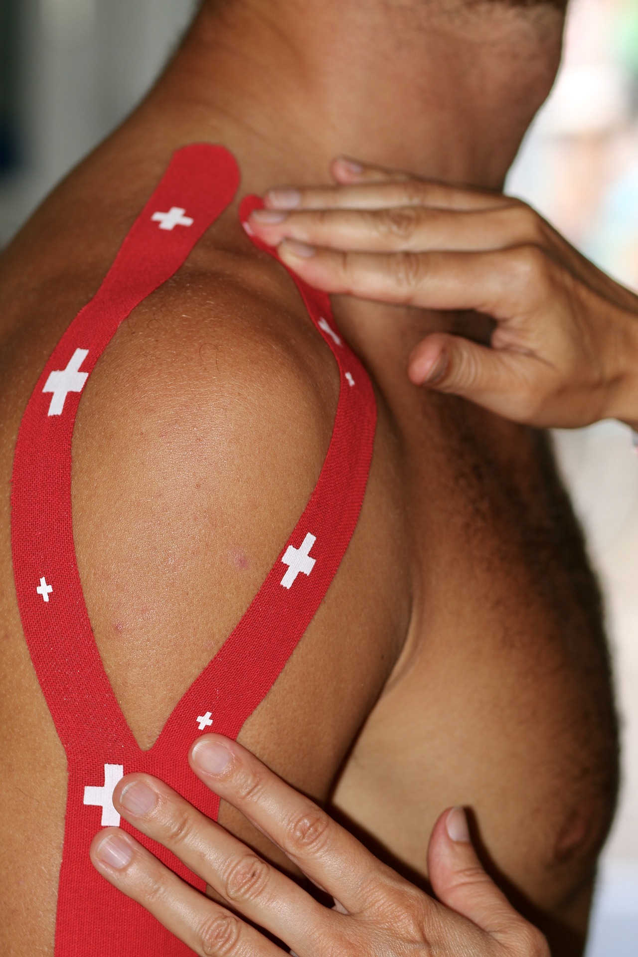 Kinesio-Taping kann Schmerzen lindern und die Heilung fördern. Erfahre, wie es funktioniert und wann es sinnvoll für deine Gesundheit ist.