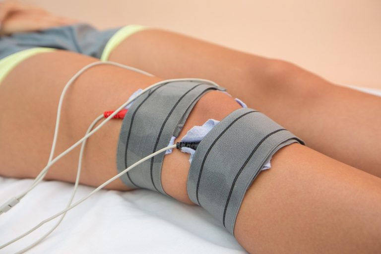 Elektrotherapie kann Schmerzen lindern und die Heilung unterstützen. Erfahre, wie diese Methode funktioniert und ob sie die richtige Therapie für dich ist.