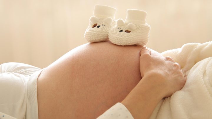 Physiotherapie für Mamas hilft während und nach der Schwangerschaft bei Rückbildung, Beckenbodentraining und Schmerzen. Erfahre, wie sie dich stärkt.