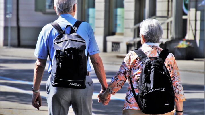 Physiotherapie im Alter stärkt Beweglichkeit und Gleichgewicht, um Stürze zu vermeiden. So bleibst du fit und selbstständig im Alltag.