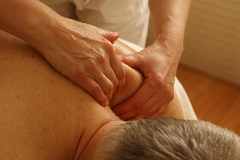 Physiotherapie bei Schulterschmerzen kann Verspannungen lösen & die Beweglichkeit verbessern. Erfahre, welche Methoden wirklich helfen!