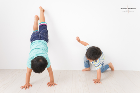 Kinder turnen an der wand