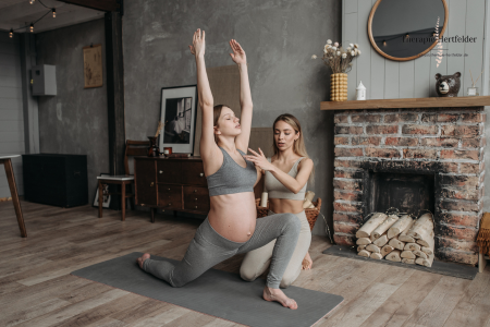 schwangere frau macht physiotherapie
