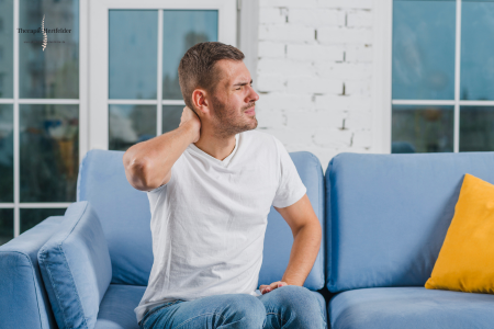 mann auf couch mit nackenschmerzen