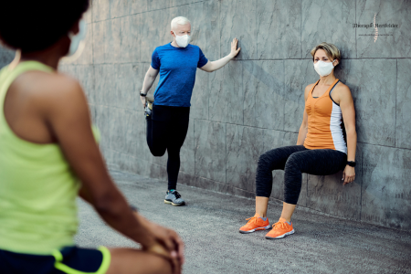 menschen mit maske machen sport