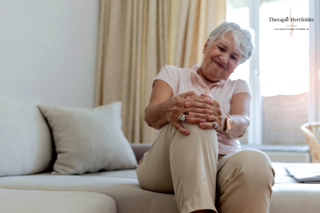 Ältere Frau sitzt entspannt auf dem Sofa – Motiv für häusliche Mobilitätsförderung oder Seniorentraining zuhause.